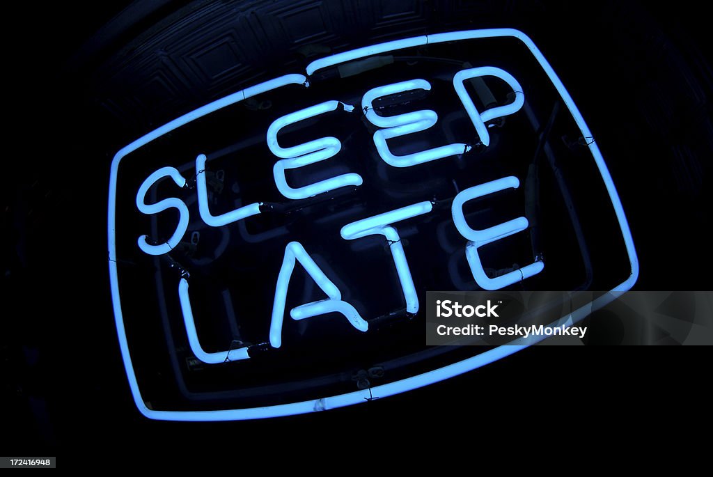 Sleep późno Sign in Blue Neon czarnym tle - Zbiór zdjęć royalty-free (Budzić się)