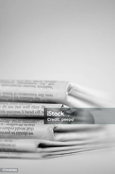 Bassa Profondità Di Campo Lungo Di Giornale Stack - Fotografie stock e altre immagini di Arte, Cultura e Spettacolo - Arte, Cultura e Spettacolo, Carta, Catasta