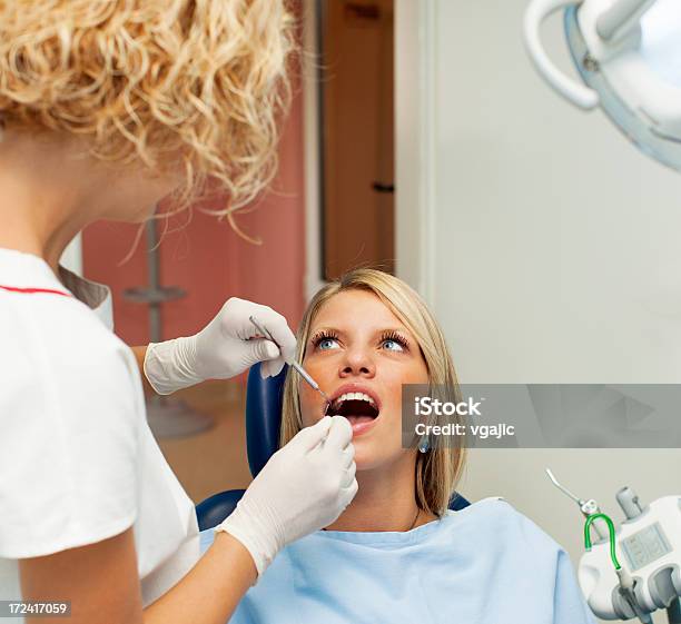 Happy Teenage Girl At Dentista Oficina Foto de stock y más banco de imágenes de Adolescencia - Adolescencia, Adolescente, Adulto