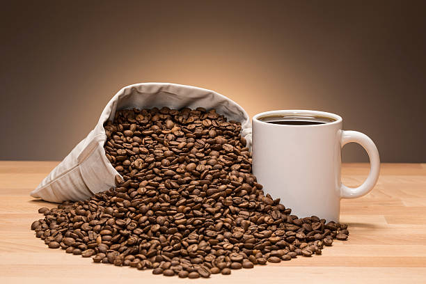 ainda vida de grãos de café - black coffee coffee single object drink imagens e fotografias de stock