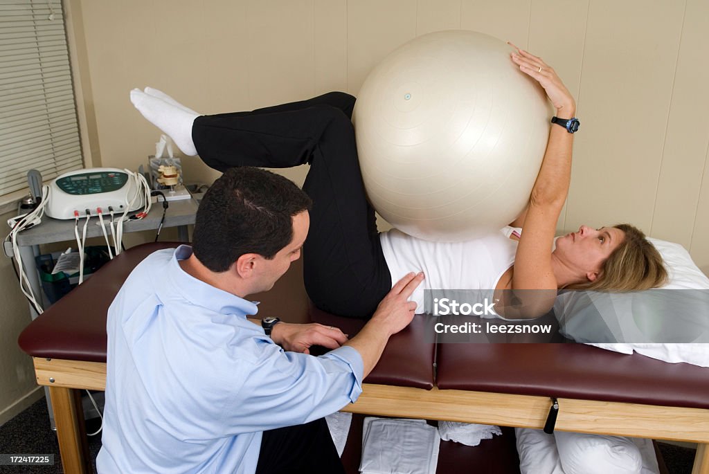 Fisioterapia con pelota de ejercicio - Foto de stock de Fisioterapia libre de derechos