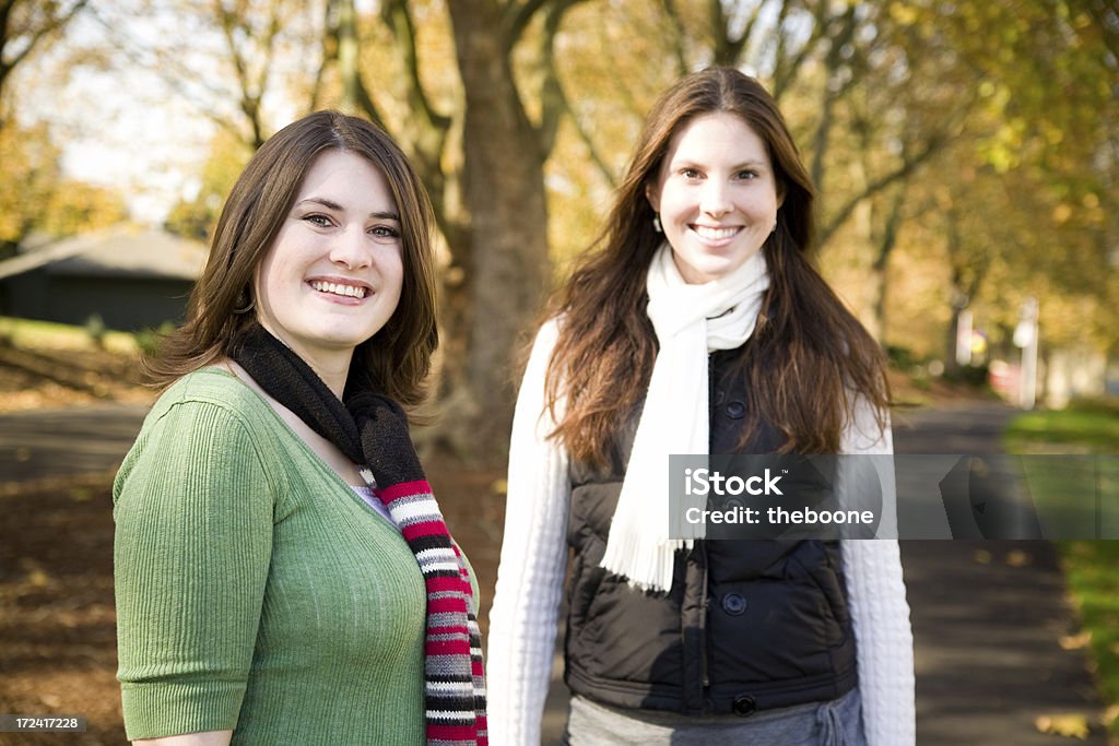 かわいい秋の 2 つの女の子のポートレート - 18歳から19歳のロイヤリティフリーストックフォト