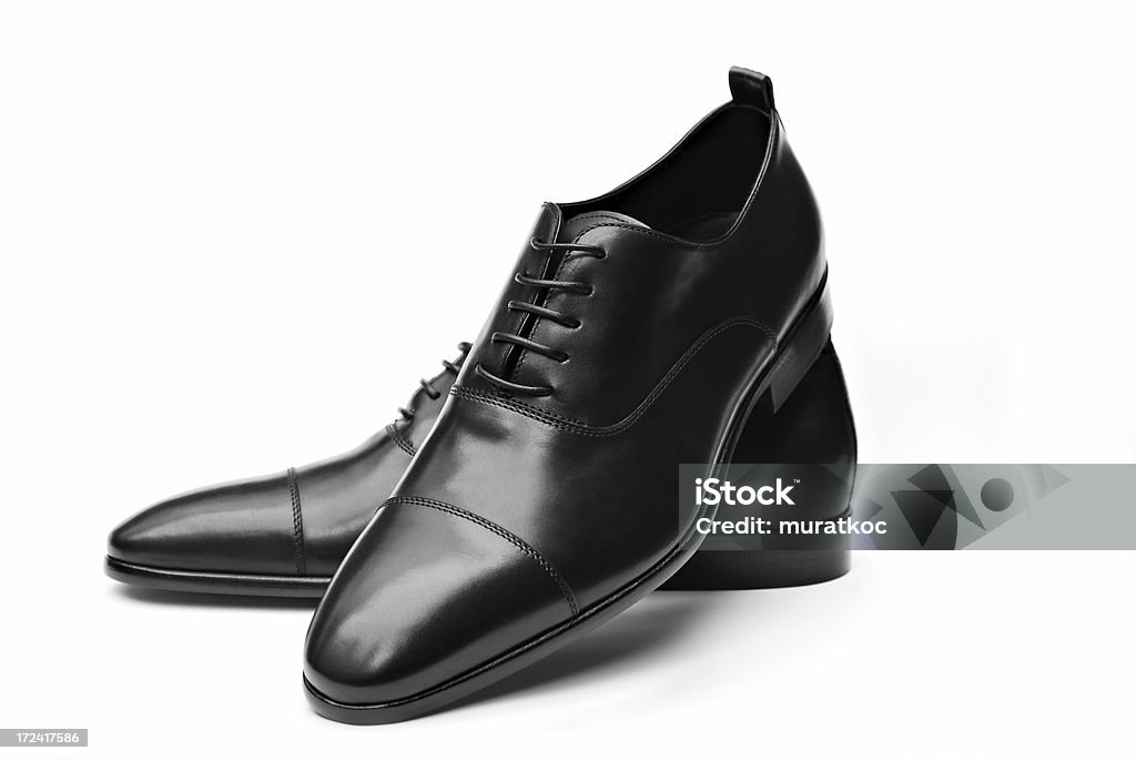 Элегантные черные кожаные кроссовки - Стоковые фото Обувь роялти-фри