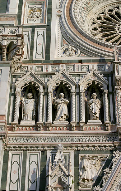 il duomo catedral de mármore fachada detalhe florence itália - rose window florence italy cathedral tuscany imagens e fotografias de stock