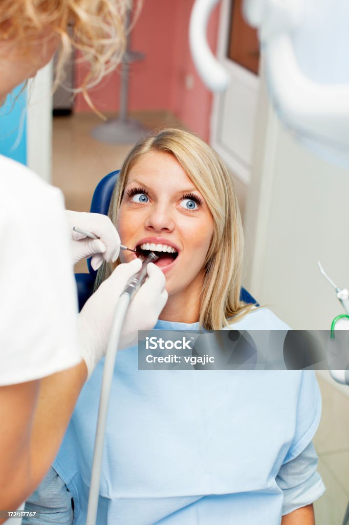 Alegre Menina adolescente sentado na cadeira de dentista. - Royalty-free Adolescente Foto de stock