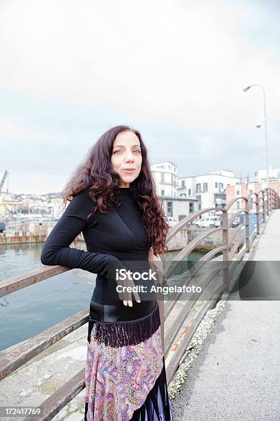 Elegante Mulher Olhando Para A Câmara - Fotografias de stock e mais imagens de 35-39 Anos - 35-39 Anos, 40-44 anos, 40-49 Anos