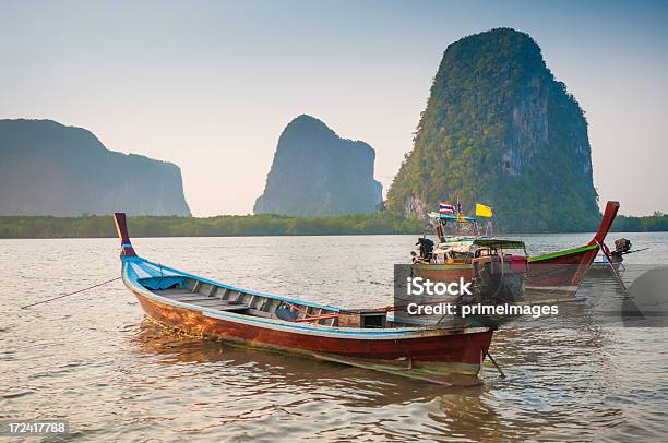 Photo libre de droit de Bateau À Longue Queue Se Trouve Dans La Magnifique Plage banque d'images et plus d'images libres de droit de Asie