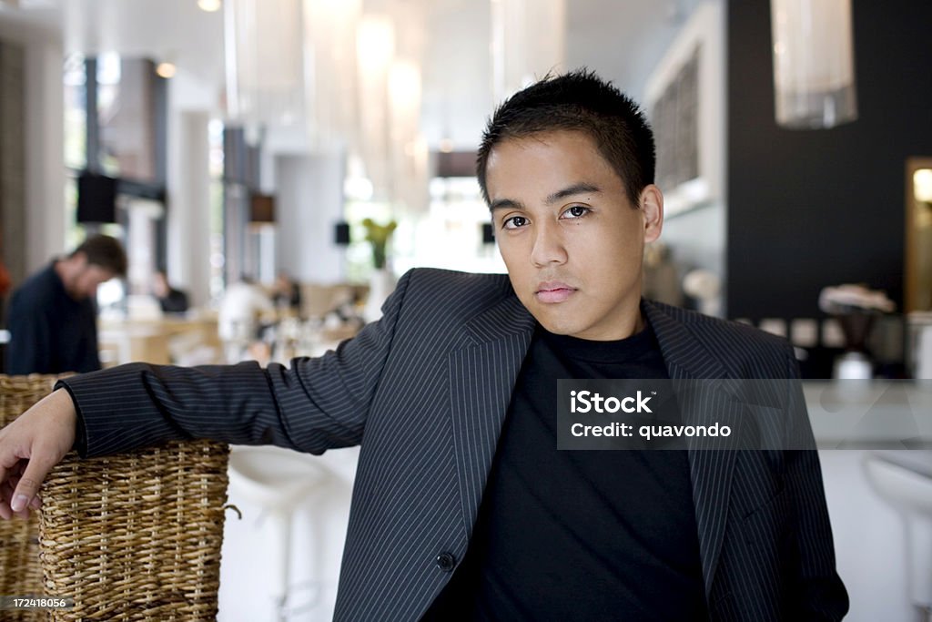 Asian jovem homem vestindo terno em um restaurante urbano, espaço para texto - Foto de stock de Filipinas royalty-free