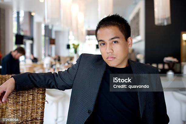 Foto de Asian Jovem Homem Vestindo Terno Em Um Restaurante Urbano Espaço Para Texto e mais fotos de stock de Filipinas