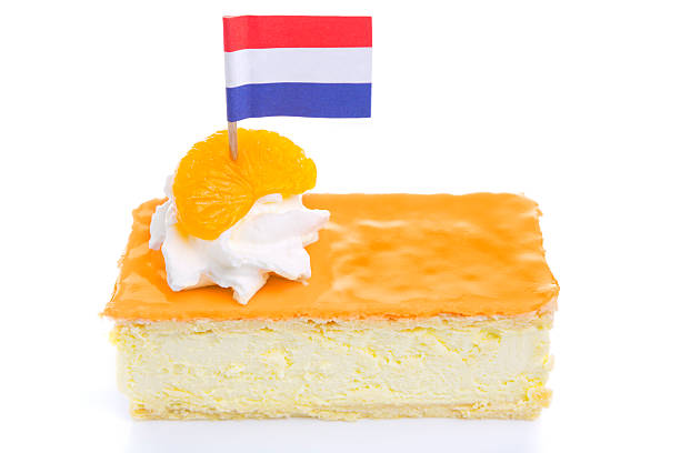 arancio tompouce, cucina tradizionale olandese pasticceria, isolato su bianco - tompouce foto e immagini stock