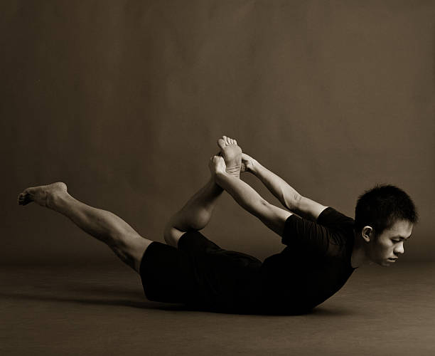 flexões para trás meio de yoga pose arco - preserverance - fotografias e filmes do acervo