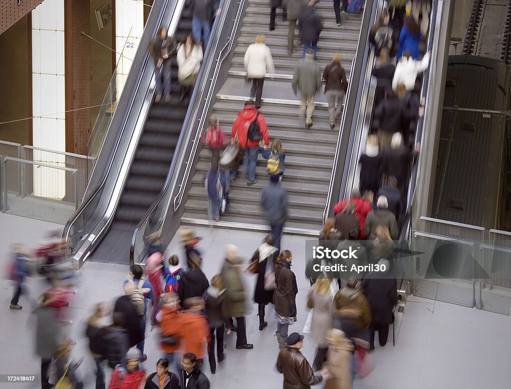 I pendolari in una stazione ferroviaria - Foto stock royalty-free di Scala mobile