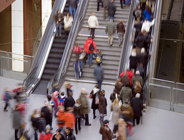 работников в железнодорожный вокзал - railroad station escalator staircase steps стоковые фото и изображения