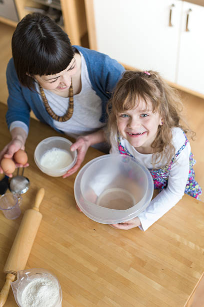 madre e hija cocinar juntos una tarta - family germany baking berlin germany fotografías e imágenes de stock