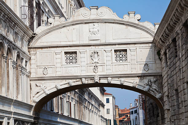 die seufzerbrücke in venedig - europe arch bridge stone bridge covered bridge stock-fotos und bilder