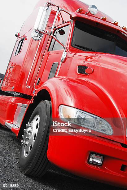 Czerwony Strażacki - zdjęcia stockowe i więcej obrazów Ciężarówka transportowa - Ciężarówka transportowa, Transport samochodowy, Przednie światło