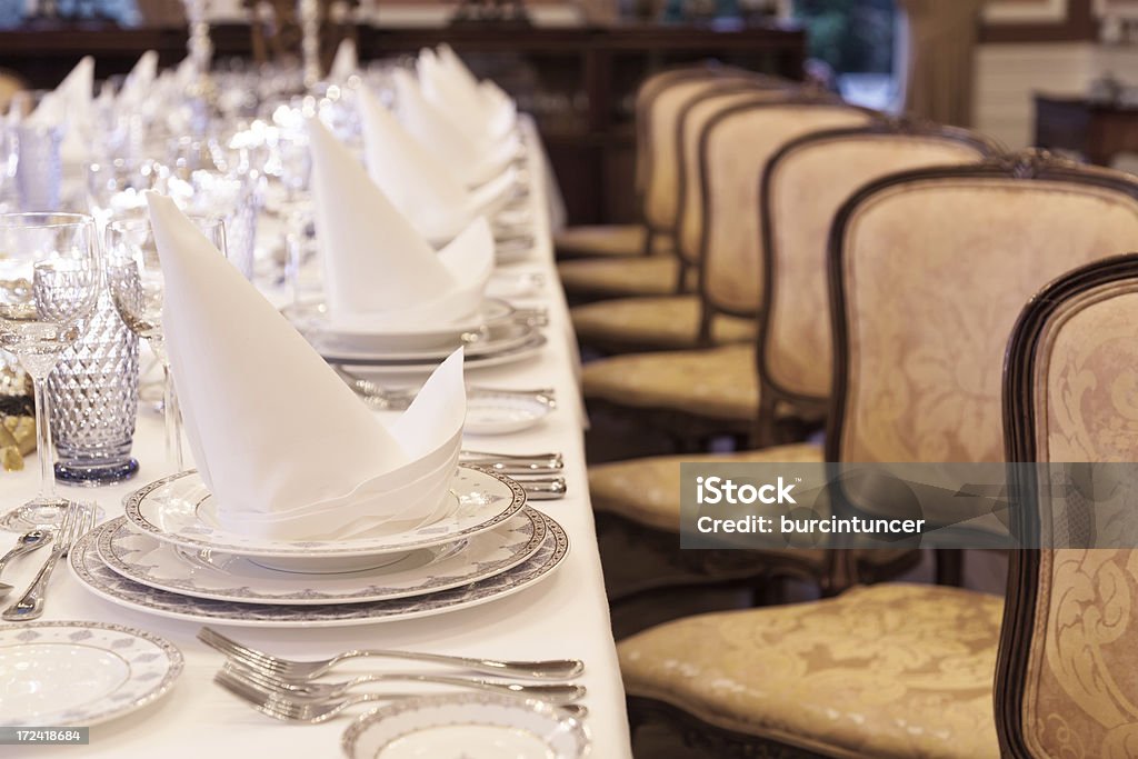 Lusso banchetto tavolo in un palazzo signorile, seppia colori - Foto stock royalty-free di Banchetto