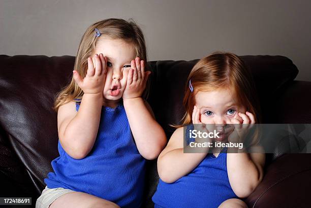 Duas Meninas Fazendo Engraçado Rostos - Fotografias de stock e mais imagens de 2-3 Anos - 2-3 Anos, 4-5 Anos, Aluna