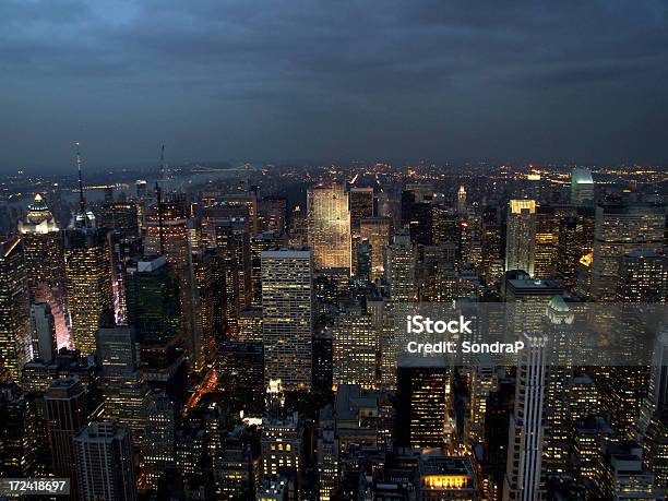Ньюйорке — стоковые фотографии и другие картинки Верхняя часть - Верхняя часть, Городской ландшафт - большой город, Нью-Йорк