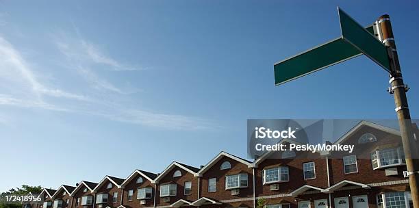 Fila Di Case A Schiera Immobiliare Vuoto Street Le Indicazioni Blu Sky - Fotografie stock e altre immagini di Formina per dolci