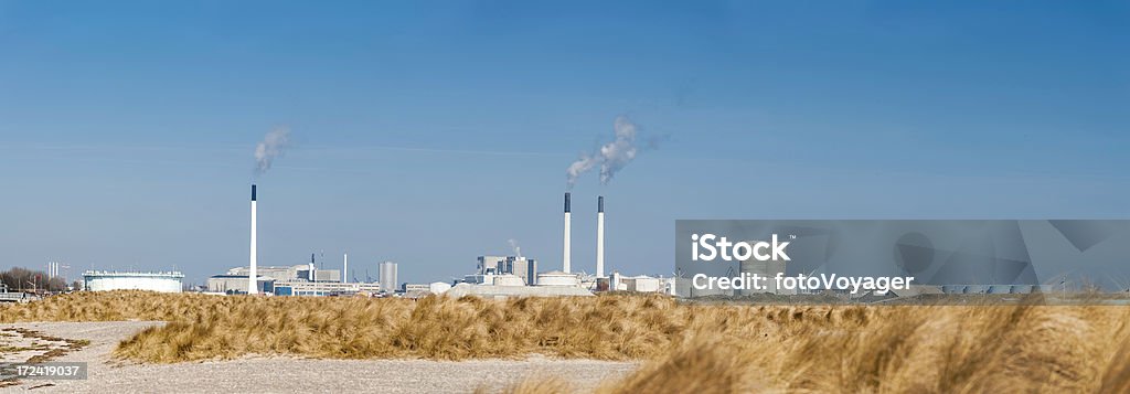 Chaminés de fábrica Industrial fumantes acima de dunas de areia, panorama - Foto de stock de Dinamarca royalty-free