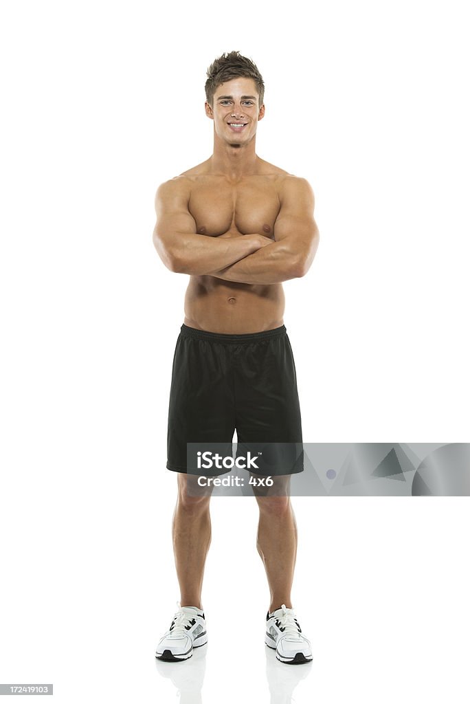 Hombre sin camisa posando con los brazos cruzados - Foto de stock de 20 a 29 años libre de derechos