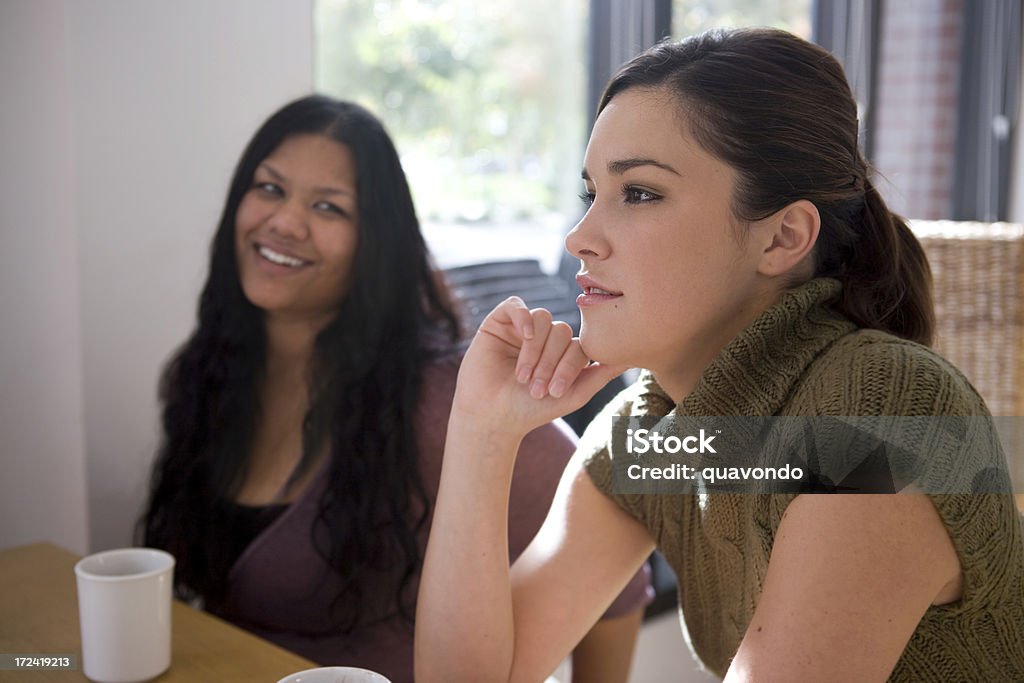 Asiatische indische und kaukasischen Freunden reden im Coffee Shop, offene - Lizenzfrei Sonnenlicht Stock-Foto