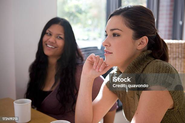 Asiatische Indische Und Kaukasischen Freunden Reden Im Coffee Shop Offene Stockfoto und mehr Bilder von Sonnenlicht