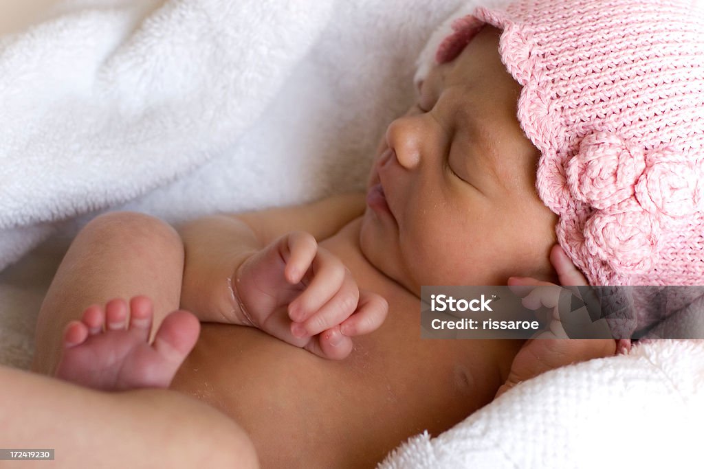 Menina recém-nascido no Chapéu cor-de-rosa - Royalty-free Bebé Foto de stock