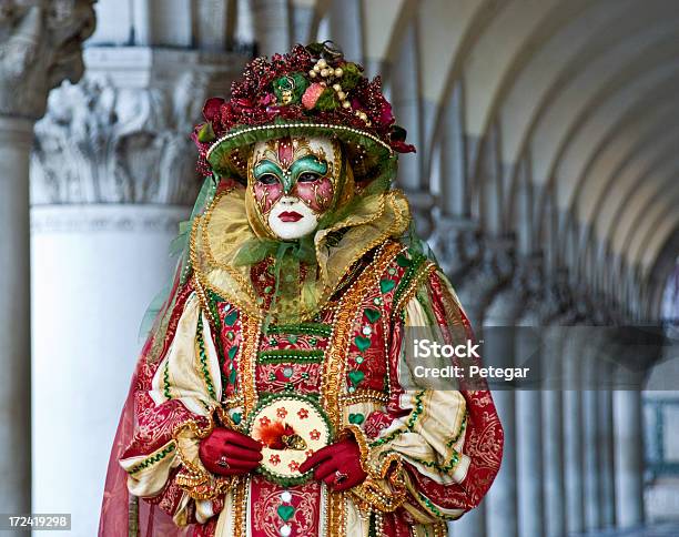 Masquerader No Carnaval De Veneza - Fotografias de stock e mais imagens de Atuação - Atuação, Beleza, Carnaval - Evento de celebração