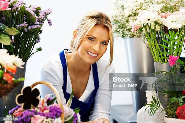 Foto de Bela Jovem Mulher Trabalhando Em Floricultura e mais fotos de stock de 25-30 Anos - 25-30 Anos, Adulto, Avental