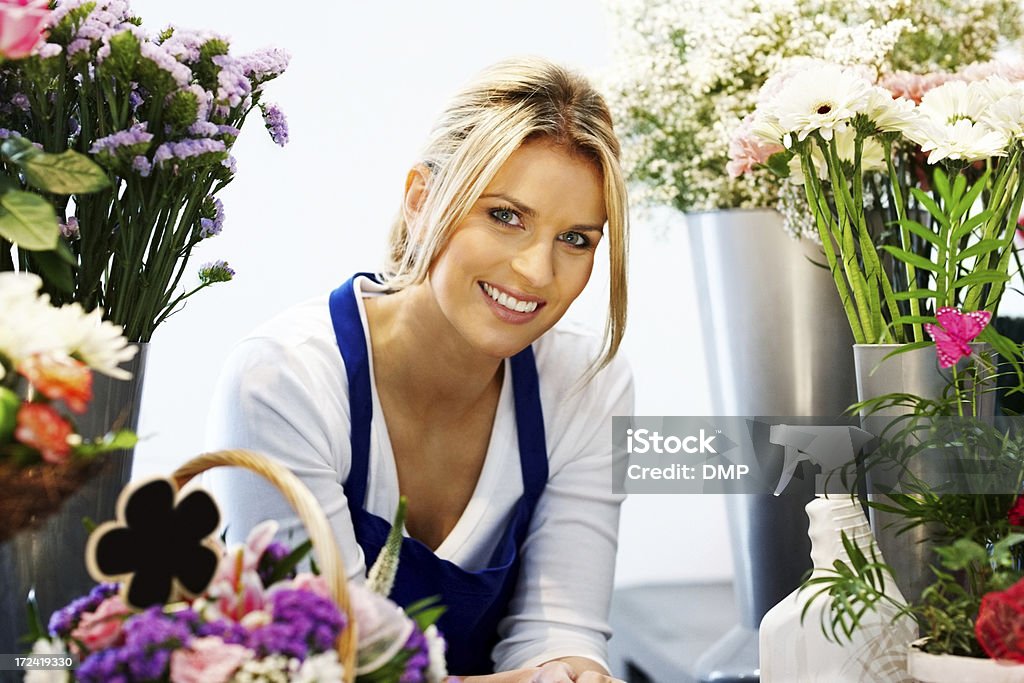 Красивая молодая женщина, работающие в цветочный магазин улыбается - Стоковые фото 25-29 лет роялти-фри