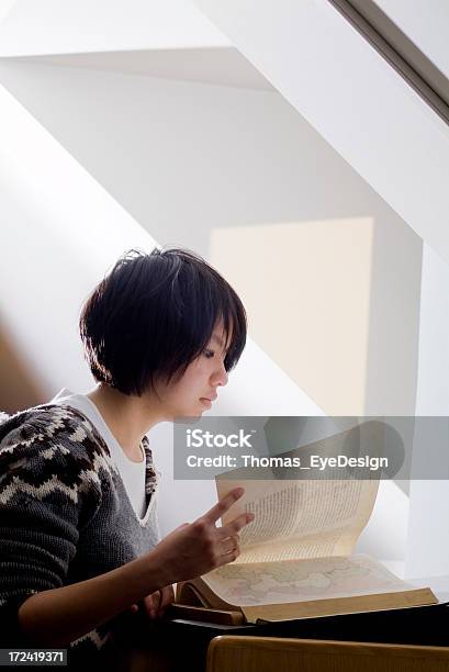 Foto de Biblioteca Series e mais fotos de stock de 18-19 Anos - 18-19 Anos, Adolescente, Adolescentes Meninas