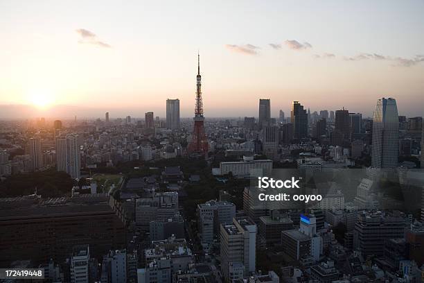 Tokyo O Zachodzie Słońca - zdjęcia stockowe i więcej obrazów Architektura - Architektura, Bezchmurne niebo, Biurowiec