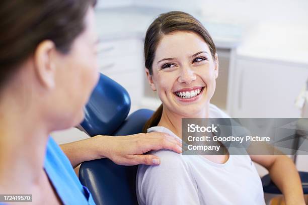 Leuchtend Weiße Lächeln Stockfoto und mehr Bilder von Zahnarzt - Zahnarzt, Zahnpflege, Lächeln