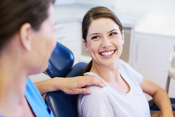 блестящий белый smile - smiling dentist office dentists chair women стоковые фото и изображения