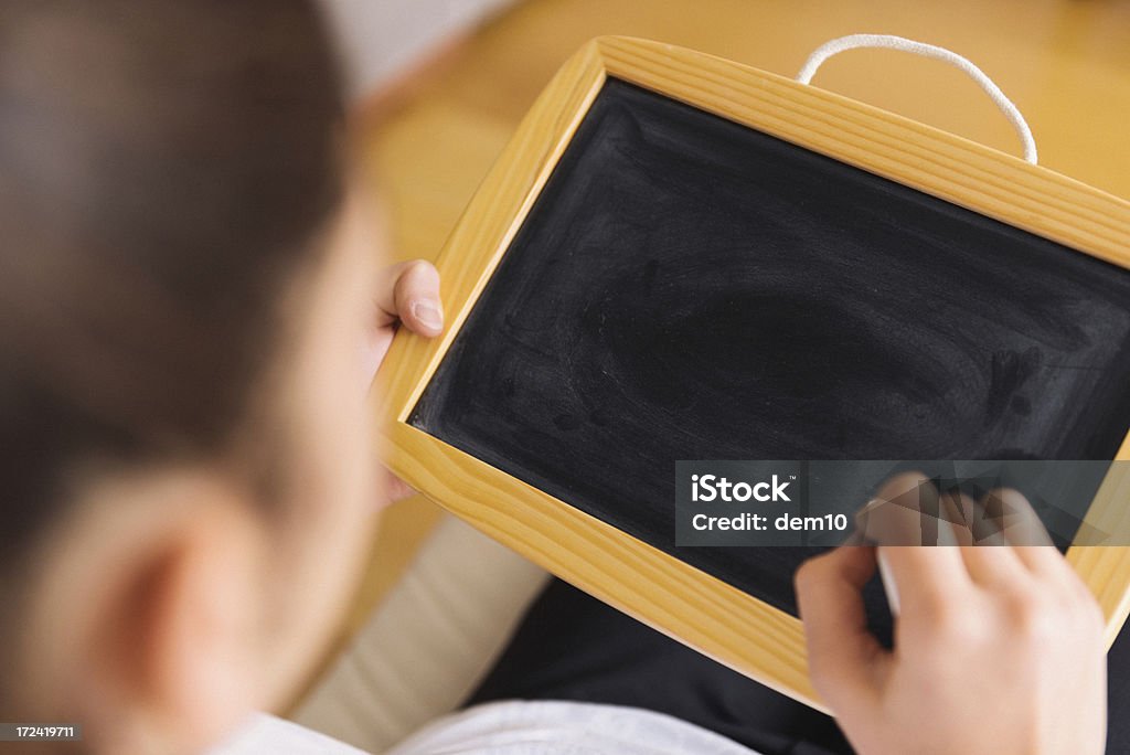 Rapariga desenhar chalkboard - Royalty-free Aprender Foto de stock