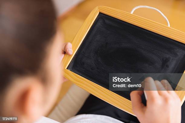 Rapariga Desenhar Chalkboard - Fotografias de stock e mais imagens de Aprender - Aprender, Arte e Artesanato - Arte visual, Criança