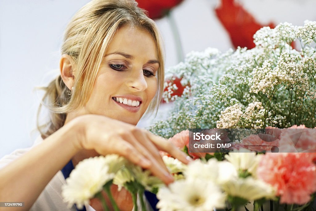 Bella donna che lavora in fiorista negozio - Foto stock royalty-free di 25-29 anni