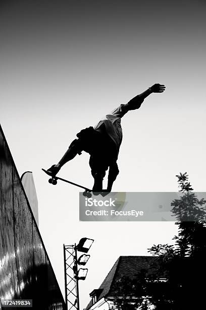 Spring Stockfoto und mehr Bilder von Skateboard - Skateboard, Wettbewerb - Konzepte, Aktivitäten und Sport