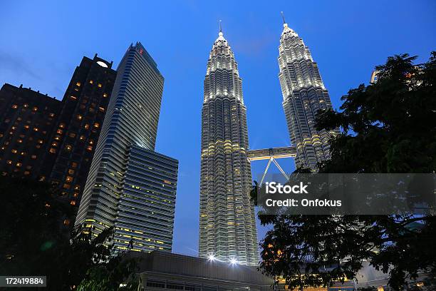 Petronas Twin Tower Illuminato Di Notte Kuala Lumpur Malesia - Fotografie stock e altre immagini di Acciaio