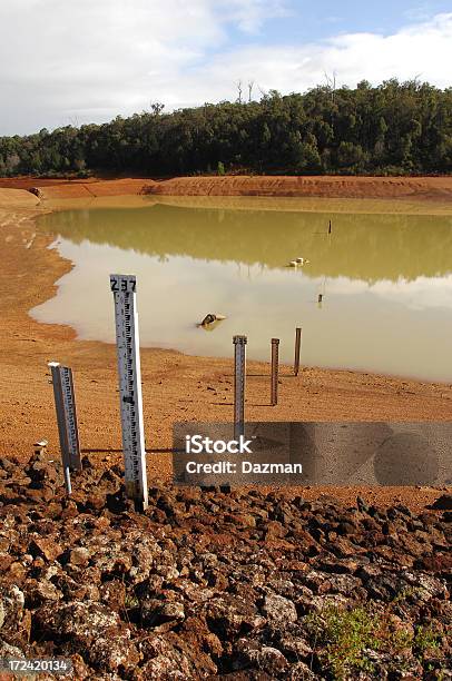 Niedrige Wasser In Einen Damm Mit Sichtbaren Gebrochen Schlamm Flats Stockfoto und mehr Bilder von Ausgedörrt