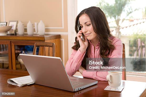 Donna Daffari Al Telefono A Casa - Fotografie stock e altre immagini di Abbigliamento casual - Abbigliamento casual, Abbigliamento da lavoro, Adulto