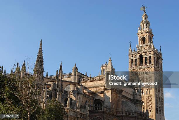 Foto de Catedral De Sevilha E Giralda e mais fotos de stock de Andaluzia - Andaluzia, Arcaico, Arquitetura