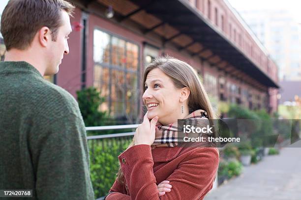 Jovem Casado Casal Urbano - Fotografias de stock e mais imagens de Fazer Compras - Fazer Compras, Portland - Oregon, 18-19 Anos