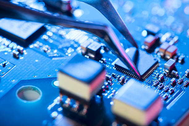 colocar una placa de circuitos. - service electronics industry circuit board capacitor fotografías e imágenes de stock