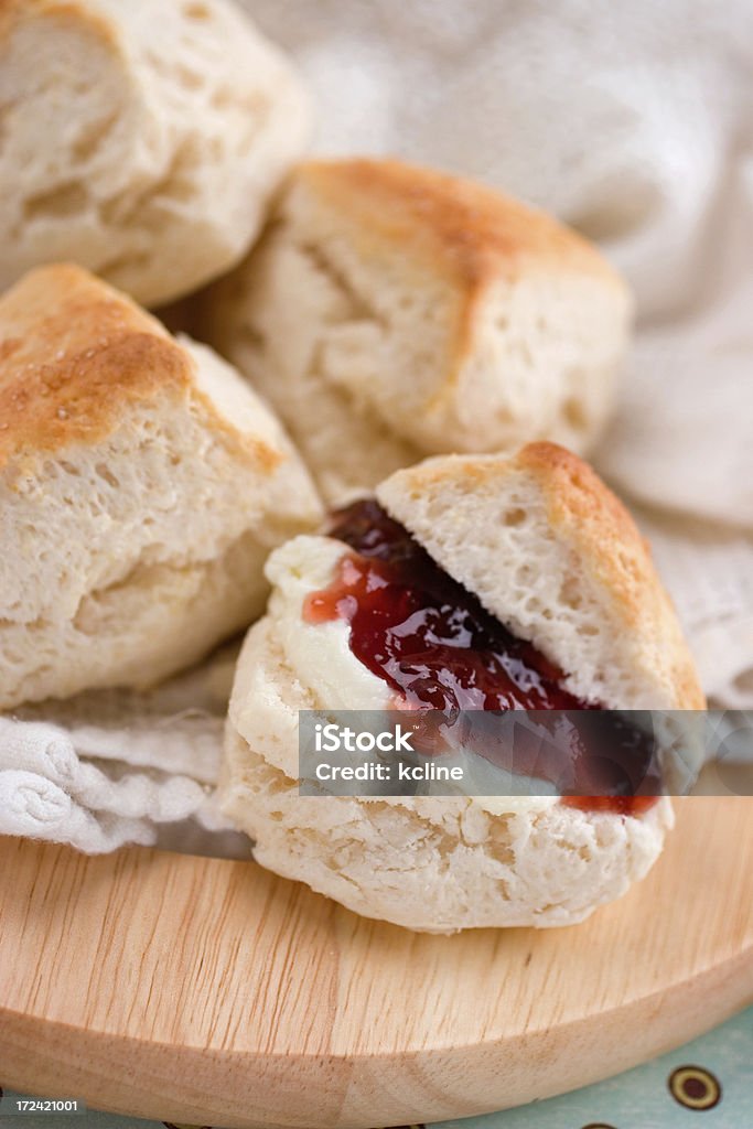 Bollos y mermelada Devonshire con camas dobles - Foto de stock de Al horno libre de derechos