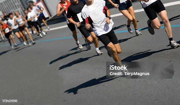 Corredores - Fotografias de stock e mais imagens de Atleta - Atleta, Atleta de pista e campo, Beleza