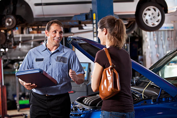 meccanico auto con il cliente - customer auto repair shop car mechanic foto e immagini stock