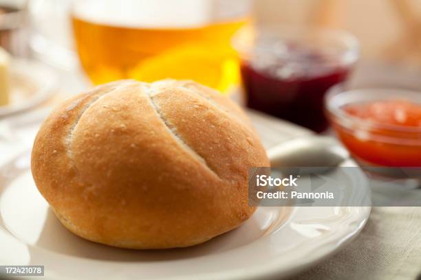 Panino Su Piatto - Fotografie stock e altre immagini di Ambientazione interna - Ambientazione interna, Brioche - Dolci, Cibo